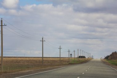 Bahar kırsal Rusya kesimde yol alanları arasında-