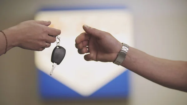 Las llaves del coche - cliente mujer da las llaves del coche para el mecánico — Foto de Stock