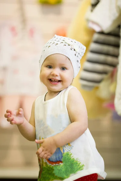 在商店的衣服跳舞的小女婴 — 图库照片
