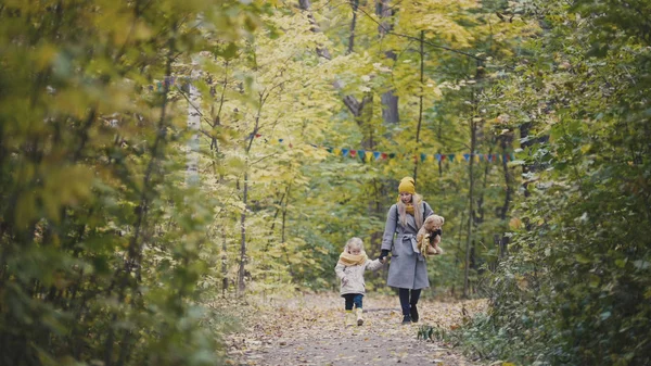 Moeder en haar dochter meisje lopen in een herfst park — Stockfoto