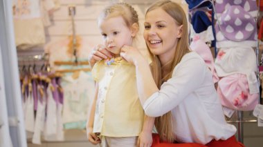 Alışveriş için çocuklar - anne kızının boncuk düzeltir