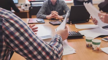 Ofis: toplantı odasında Iş kişileri veri ve Gadget kullanarak mali rapor tartışıyor