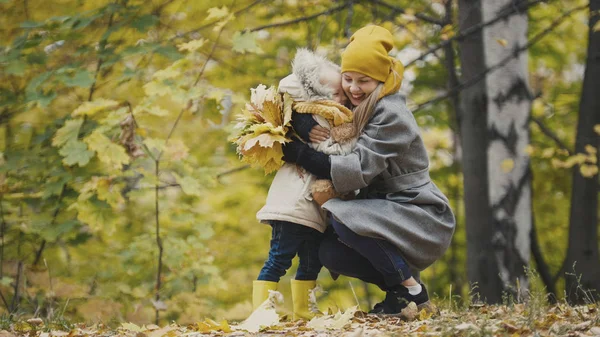 Woman with little daughter in autumn park — Stock fotografie