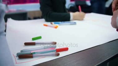 Öğrenciler sınıfta işaretleri ile çizmek