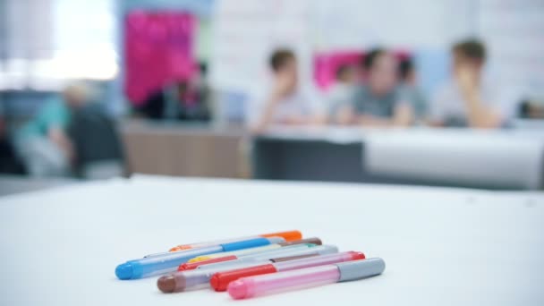 Marker auf dem Schreibtisch im Klassenzimmer — Stockvideo