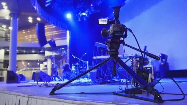 Videocamera si trova sul palco astratto offuscata — Foto Stock