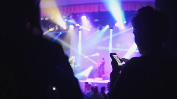 Abstrakte verschwommene Schatten von Menschen beim Konzert im Club — Stockfoto