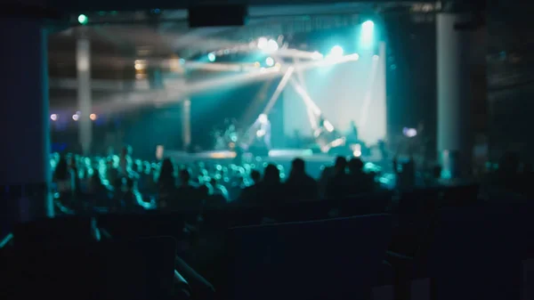 Kalabalık konser - de-odaklı siluet kişi — Stok fotoğraf