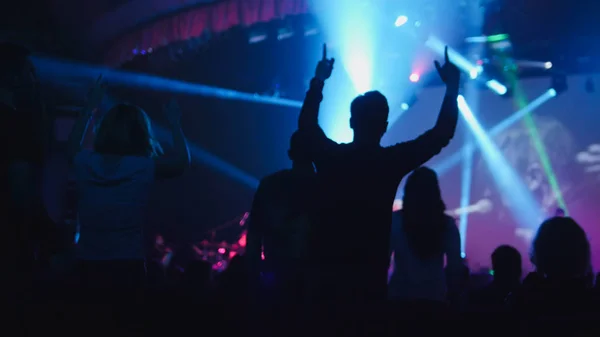 Silhouette von Zuschauern, die beim Konzert tanzen — Stockfoto