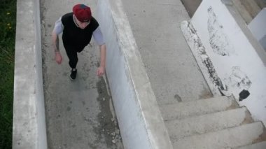 Genç acrobat parende beton yapılar, üstten görünüm - ağır çekim arasında atlar