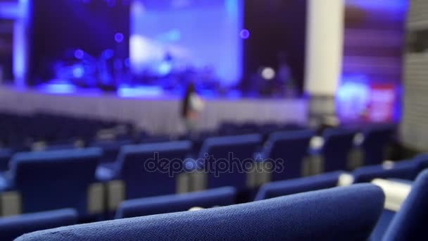 Blå stolar i en konserthall, dimsyn — Stockvideo