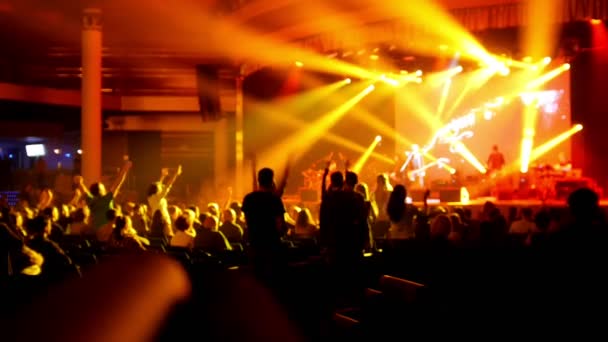 Kazán, Rusia, 25 de mayo de 2017, Sala de conciertos Piramida - Gente en un concierto de rock, borrosa — Vídeo de stock