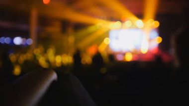 Arka plan bulanık - konserde dans insan silüeti kalabalık