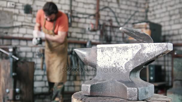 Kovács dolgozik a kovácsműhely egy körfűrész — Stock videók