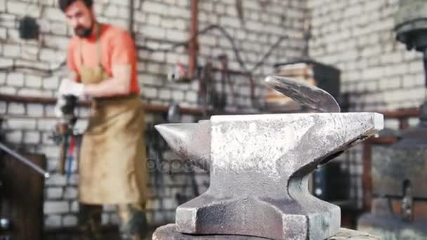 Yunque en el fondo trabajando herrero muscular — Vídeos de Stock