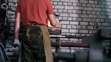 Demirci ocağı ile çalışır