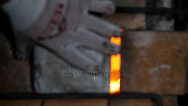 Luminoso fuego en el horno de un herrero — Vídeo de stock