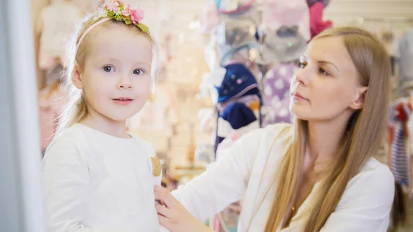 Linda niña con diadema de flor — Foto de Stock