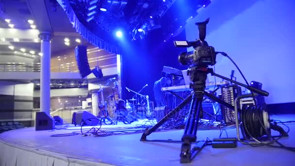 Videokamera steht auf der Bühne - Performance-Konzept — Stockvideo