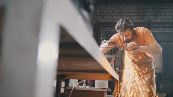 Molienda de herramientas metálicas con destellos - taller de forja —  Fotos de Stock