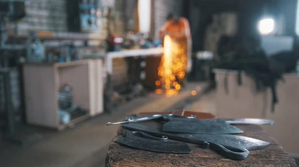 Entfokussierte Werkstatt - Eisenmesser mit Funkeln schleifen — Stockfoto