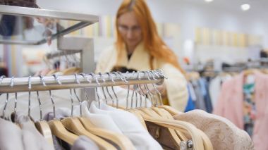 Askıları Bayan giyim Bayan giyim mağazası ile bir dizi