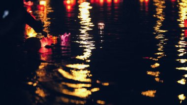Geceleri su fenerler Nehri üzerinde kayan Festivali