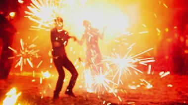 Havai fişek geceleri sahilde ateş-performans gösterisi