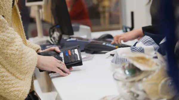 Uma garota no checkout em uma loja de roupas femininas — Fotografia de Stock