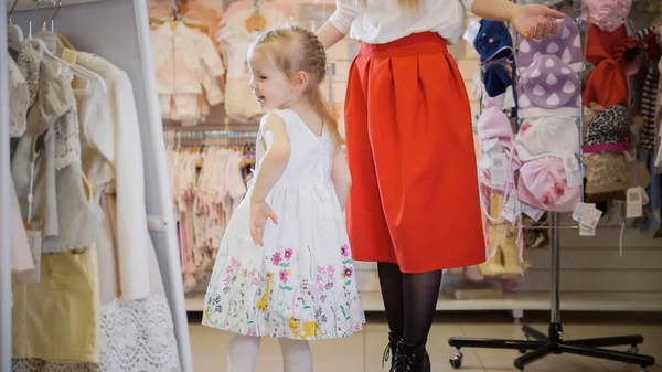 Comprando para niños. Niña se admira delante del espejo — Foto de Stock