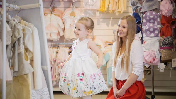 Comprando para niños. Mamá admira a su hija — Foto de Stock