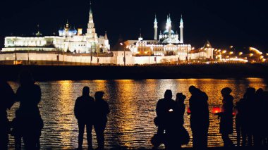 Kazan, Rusya Federasyonu, 12 Mayıs 2017 - Festivali'nde siluet sevgi dolu birkaç Kazanka üzerinde yüzer fenerler