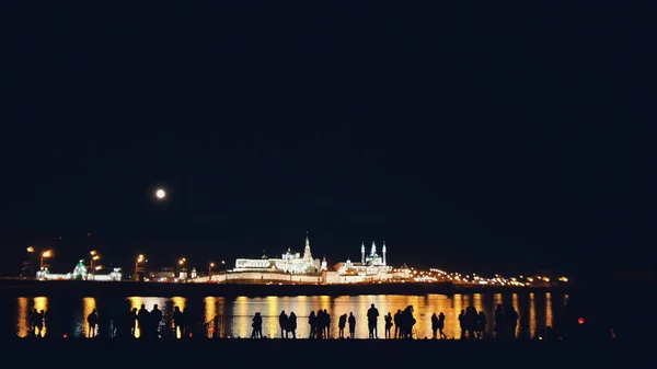 Kazan, Rússia, 12 de maio de 2017 - Kremlin Kazan com reflexão no rio à noite com silhuetas de pessoas — Fotografia de Stock