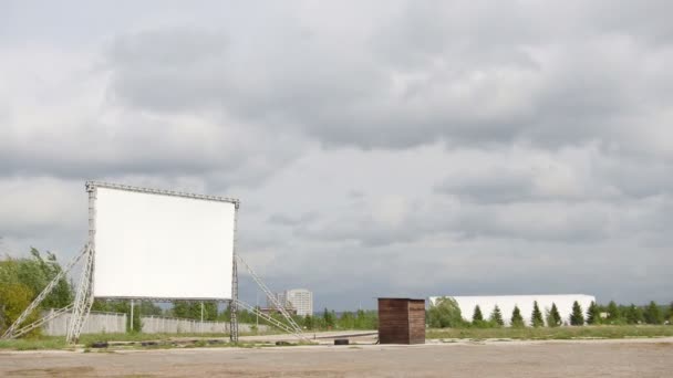 Pantalla blanca vacía en el estacionamiento en el día nublado - time-lapse — Vídeo de stock