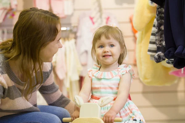 Anya és lánya a Gyermekruházat áruház — Stock Fotó