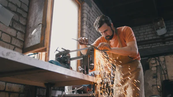 Molienda de herramientas metálicas con destellos - taller de forja — Foto de Stock