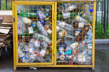Kazan, Rusya Federasyonu - 1 Haziran 2017 - geri dönüşümlü çöp çöp Kutusu'ndaki plastik şişe