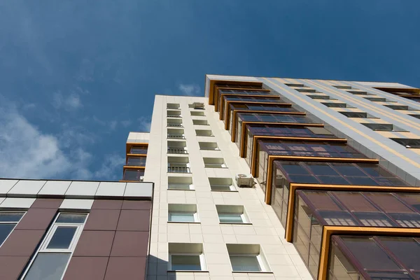 Edifícios de apartamentos residenciais de vários andares sobre céu azul — Fotografia de Stock