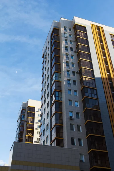 Magas emeletes apartman lakóépületek kék ég alatt — Stock Fotó