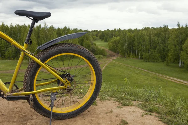 Bicicleta esporte fundo sujo gordura-assar ao ar livre — Fotografia de Stock