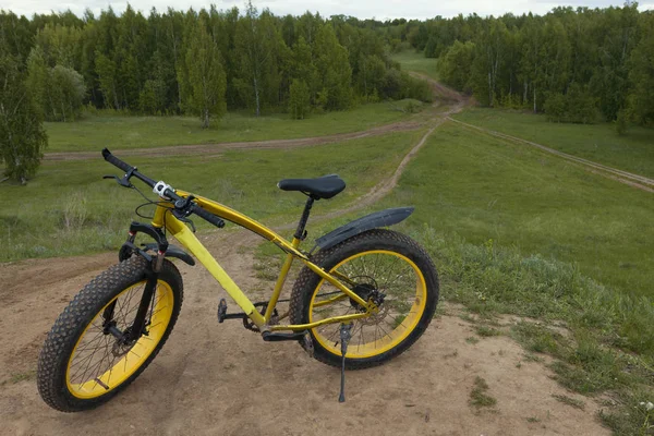 Fat bike at summer countryside - dirty bicycle, horizontal — Stock Photo, Image