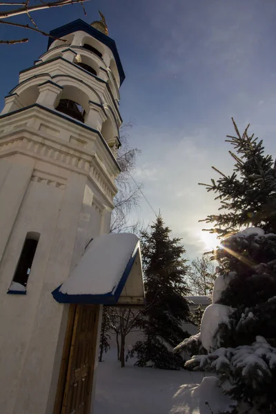 Kazan, Russia, 9 febbraio 2017, Monastero di Zilant - la più antica chiesa ortodossa della città - giornata di sole sulla neve invernale — Foto Stock