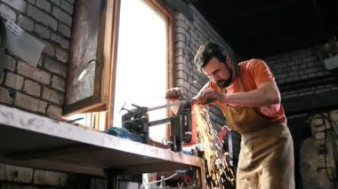 Smithy. Erkekler keskinleştirir detay