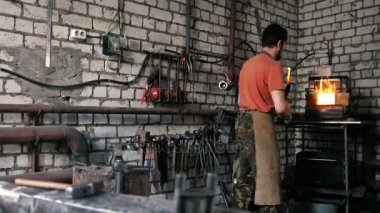 Demirci fırın metal erir