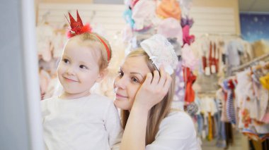 İki Prenses eğleniyor