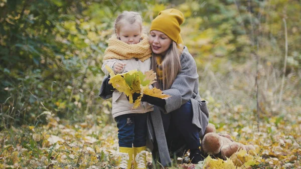 Niña rubia con su mami en el parque de otoño, de cerca — Foto de Stock