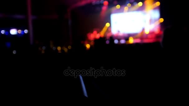 ロック コンサート - 音楽の背景で人が座っています。 — ストック動画