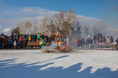 Kazan, Rusya Federasyonu - 28 Şubat 2017 - Sviyazhsk Adası: Rus etnik karnaval Maslenitsa - kış effigy yanmış meydanında