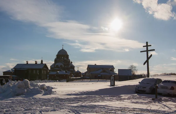 Kazán, Rusia - 28 de febrero de 2017 - Isla de Sviyazhsk: Carnaval étnico ruso Maslenitsa - Monasterio sobre el fondo de un cielo azul brillante — Foto de Stock