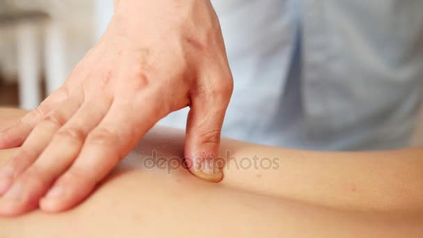Salão de massagens. Mão masculina close-up — Vídeo de Stock